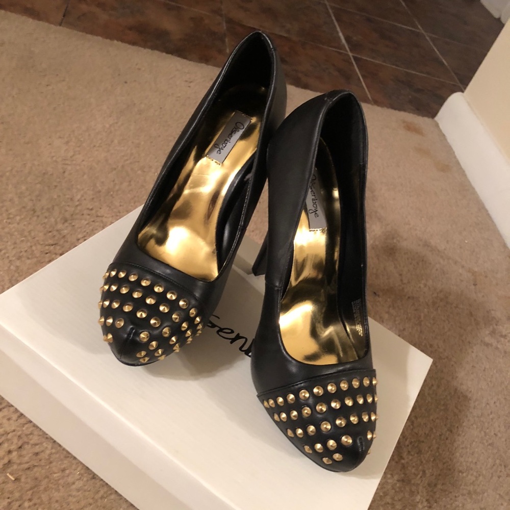 Black Studded Pump